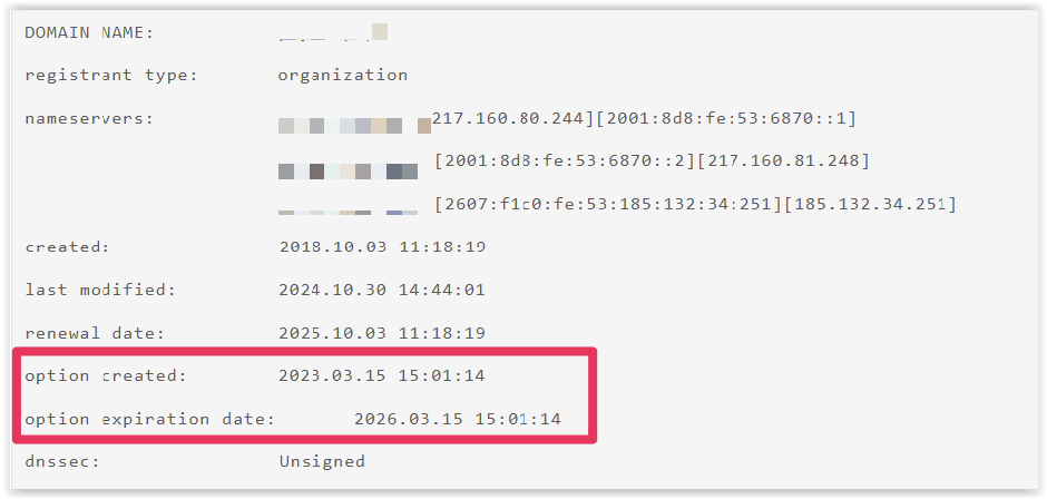 Zrzut ekranu z danymi WHOIS domeny: nazwy serwerów, daty utworzenia, odnowienia i wygaśnięcia opcji.