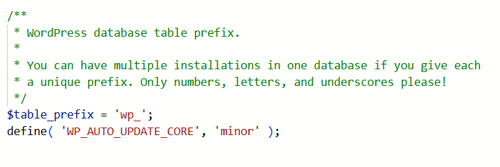 Zrzut ekranu z kodem konfiguracji WordPress z wpisem $table_prefix = 'wp_'; i definicją WP_AUTO_UPDATE_CORE