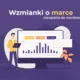 Grafika do artykułu „Wzmianki o marce”: narzędzia do monitorowania, z ekranem analitycznym, wykresem i marketerem przy laptopie.